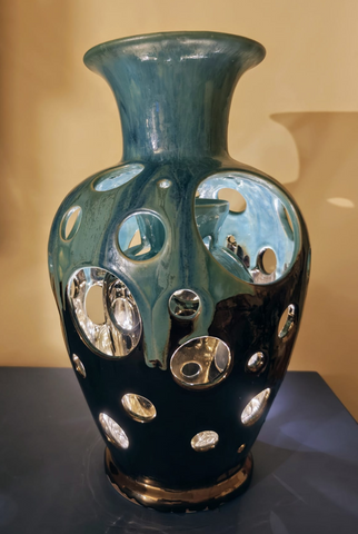 Julia Meszaros - Vase in Vase